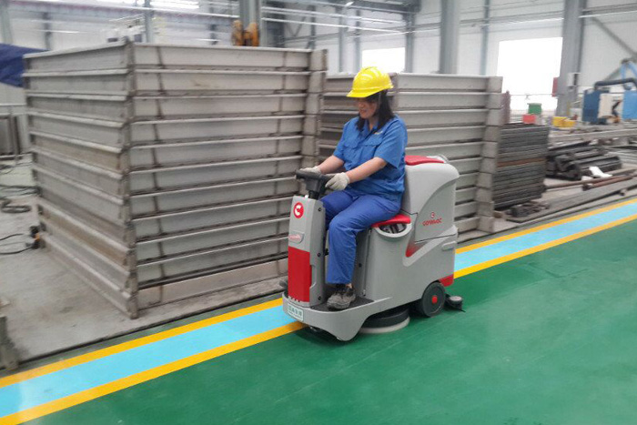 駕駛式洗地機