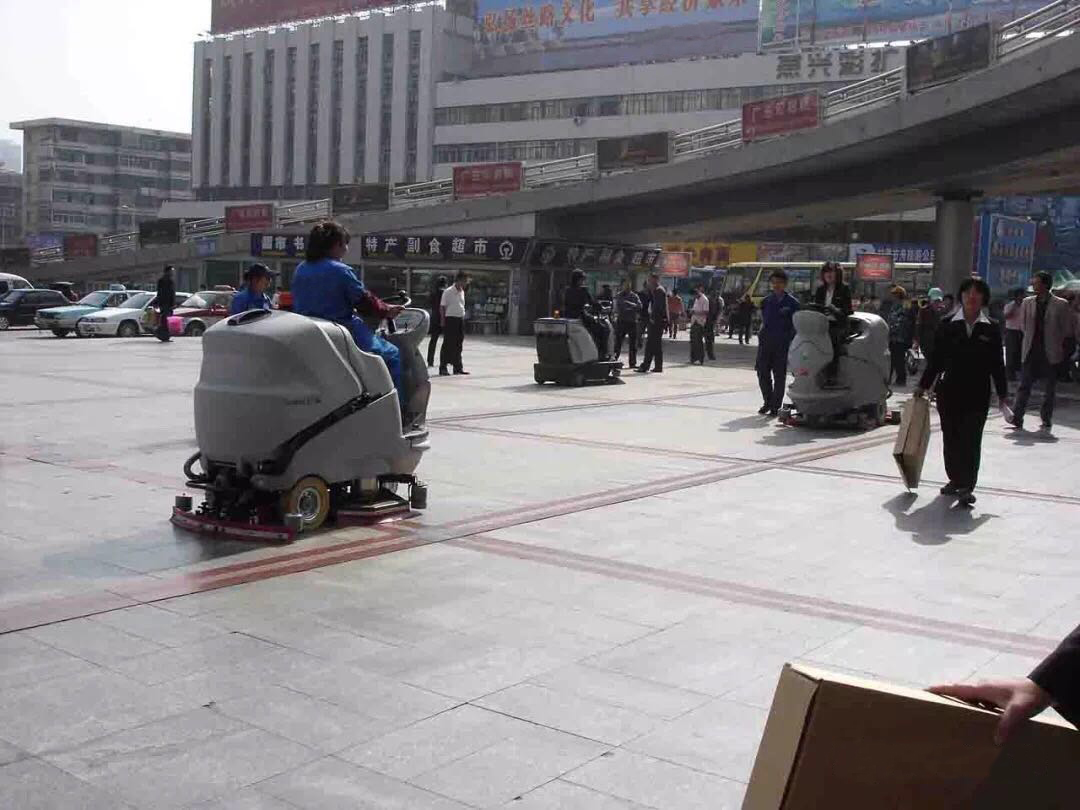 駕駛式洗地機