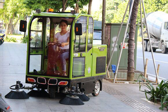 駕駛式掃地車